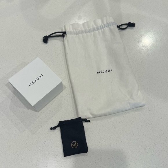 Mejuri box and bag - Picture 1 of 2